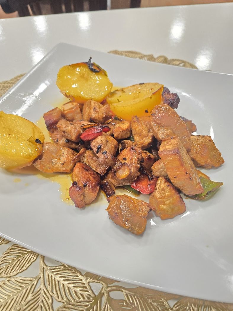 Guiso tradicional de cerdo con patatas panaderas, un plato de cuchara.